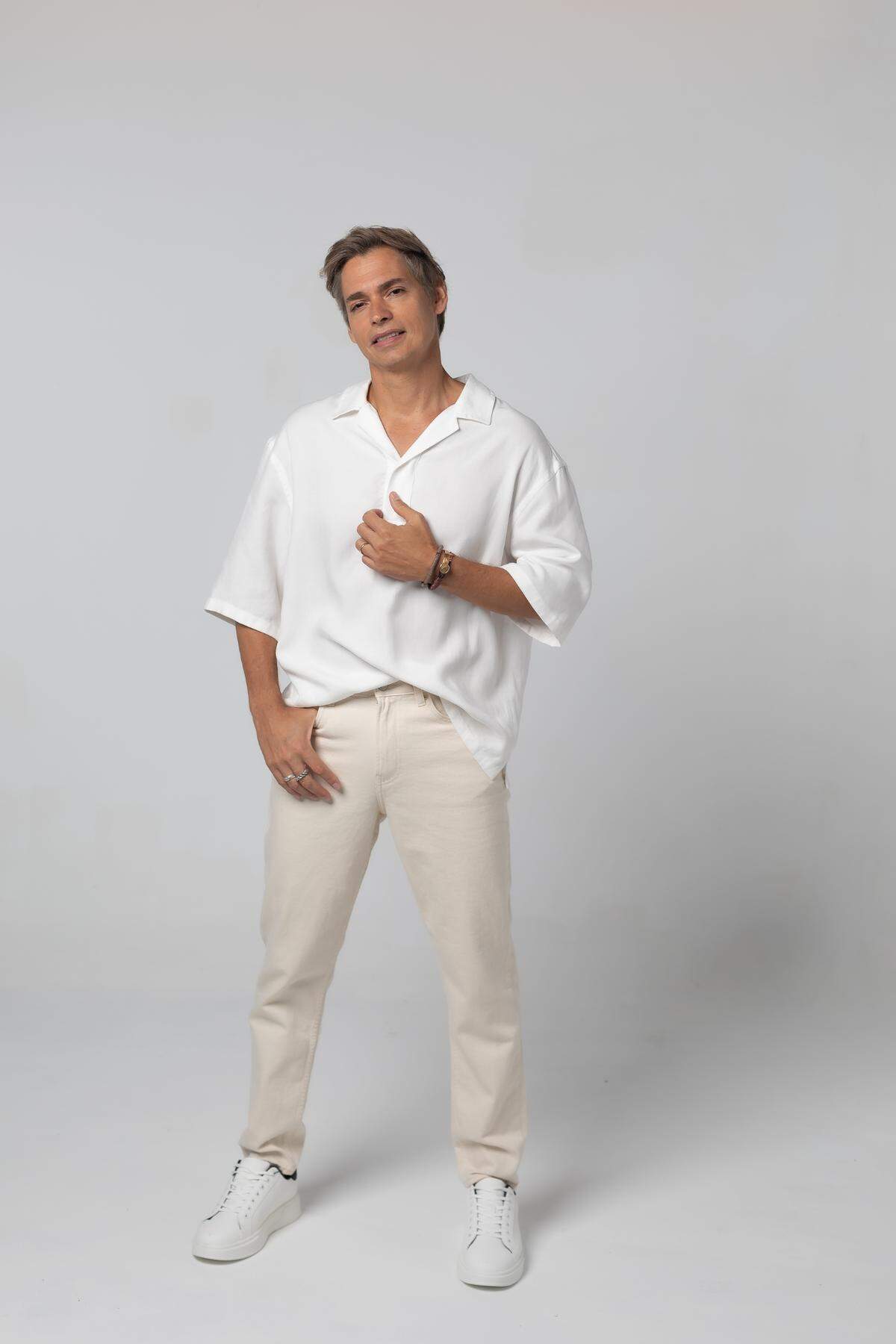 El cantante venezolano Carlos Baute se presenta en El Rastrillo 305, un evento benéfico cultural, que ofrece un bazar con una variedad de puestos con platos españoles, venta de ropa y accesorios, y también una oferta musical que incluye al cantante español Juan Peña y a la joven venezolana de Miami Joaquina.