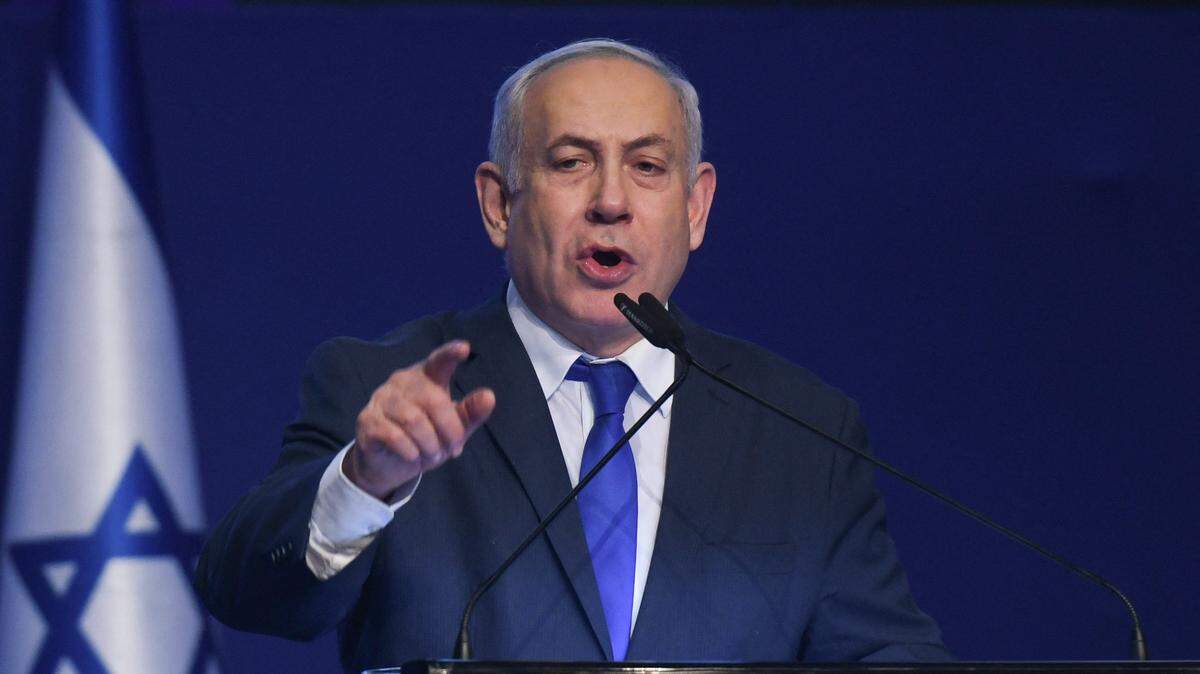 El primer ministro israelí Benjamin Netanyahu hace un gesto mientras habla con sus seguidores tras el anuncio de los sondeos de salida en las elecciones de Israel en la sede de su partido Likud , el martes 3 de marzo de 2020, en Tel Aviv, Israel. 