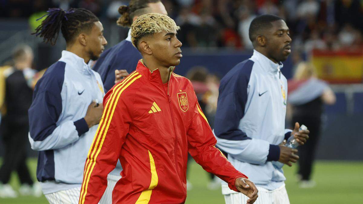 El título supremo a nivel de clubes en un lado de la balanza, el virtuosismo y la precocidad en el otro. El francés del París SG Ousmane Dembélé (der.), campeón de la Champions, y el prodigio del Barcelona Lamine Yamal (centro), son los favoritos para levantar el lunes su primer Balón de Oro.