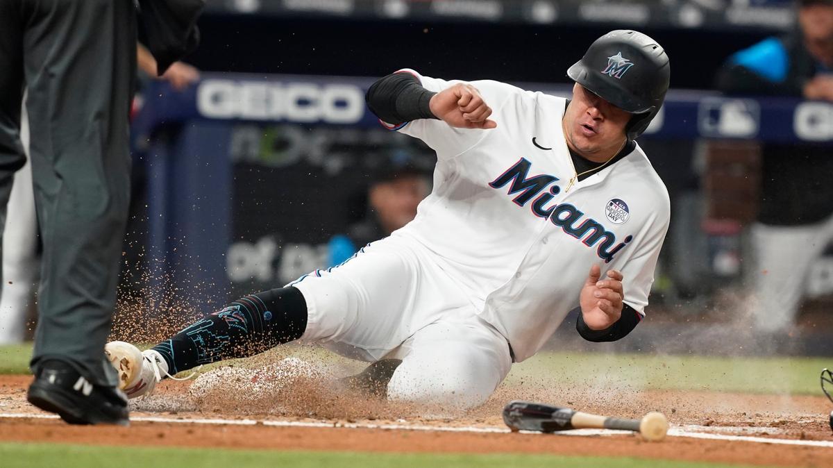 El jardinero de los Marlins Avisail García anota en el segundo inning del partido ante los Gigantes de San Francisco, celebrado el 2 de junio de 2022 en Miami.