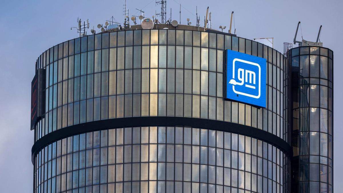 El logo de General Motors es visto en el Renaissance Center en Detroit, Michigan, en esta foto de archivo del 20 de enero de 2024.