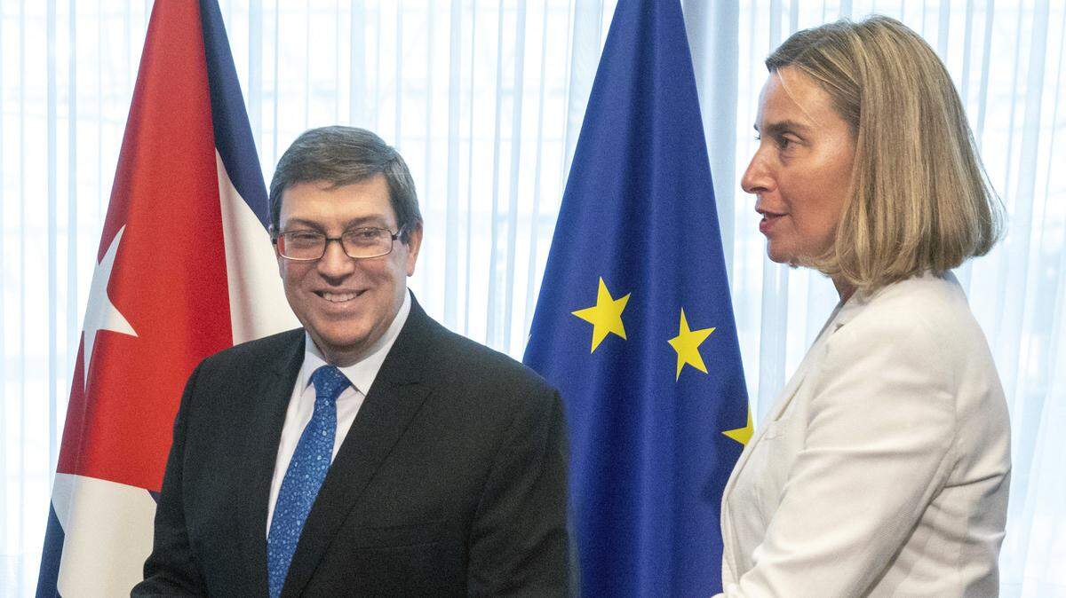 Bruno Rodríguez (izq), ministro de Relaciones Exteriores de Cuba, habla con Federica Mogherini, comisaria de Relaciones Exteriores de la Unión Europea, durante una reunión del consejo conjunto entre la UE y Cuba en Bruselas el 15 de mayo, antes de dirigirse a Ginebra para una revisión del historial de derechos humanos de Cuba en la ONU.