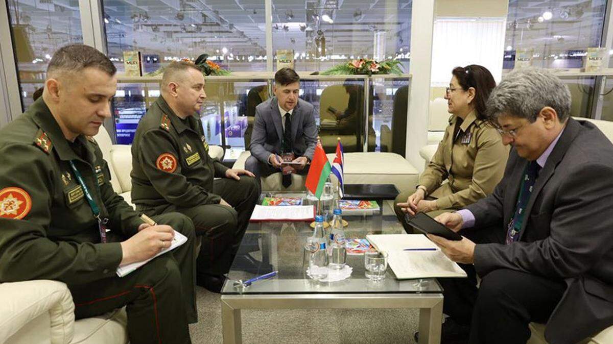 El viceministro de Defensa para la Cooperación Militar Internacional de Bielorrusia, Valery Revenko se reunió con la agregada militar de Cuba en Rusia y Bielorrusia, coronel Mónica Milián Gómez el 18 de mayo de 2023.