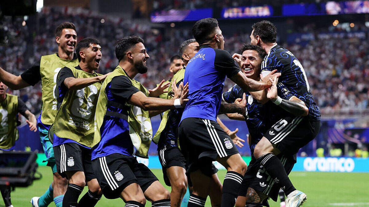 El jugador de Argentina Enzo Fernández celebra con sus compañeros de equipo tras anotar el gol del empate ante Inglaterra, en el partido de semifinal efectuado el 15 de julio de 2026 en Atlanta.