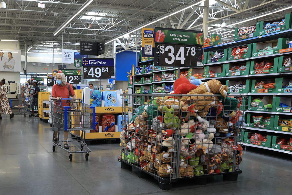 Artículos a la venta se encuentran en el área de ventas de una tienda Walmart el 20 de noviembre de 2025 en Hollywood, Florida.