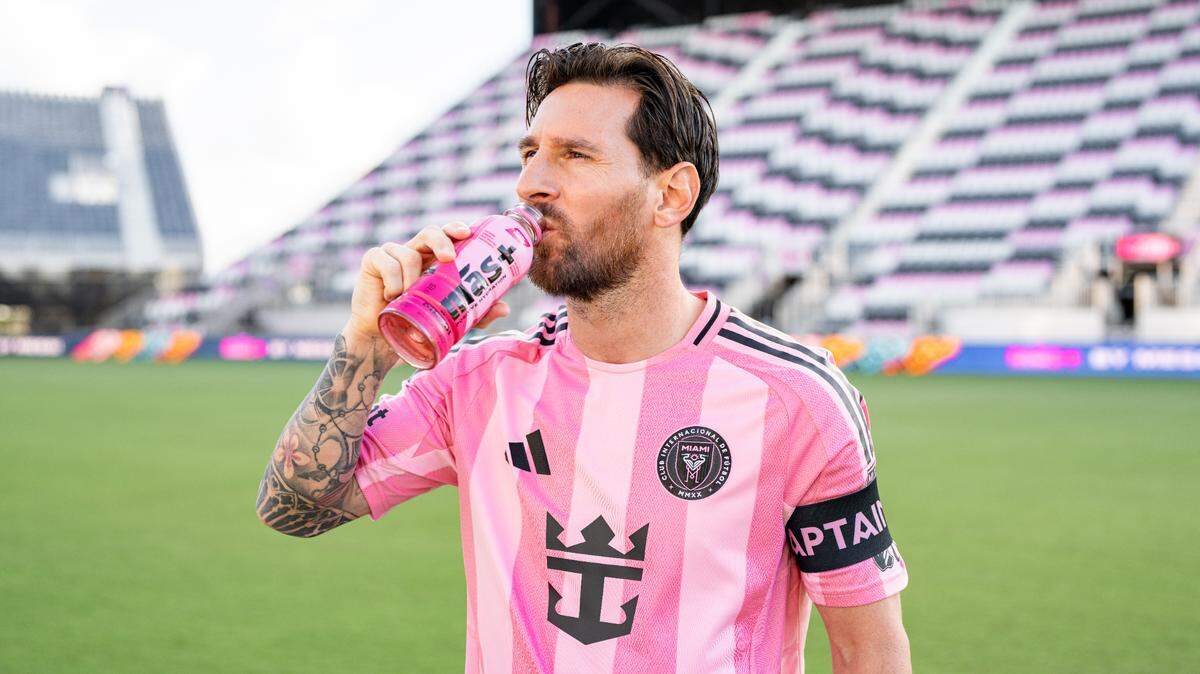 El capitán del Inter Miami Lionel Messi patrocina la bebida hidratante Más+ by Messi en el Chase Stadium. El club anunció a su nuevo socio oficial de hidratación el jueves 13 de febrero.