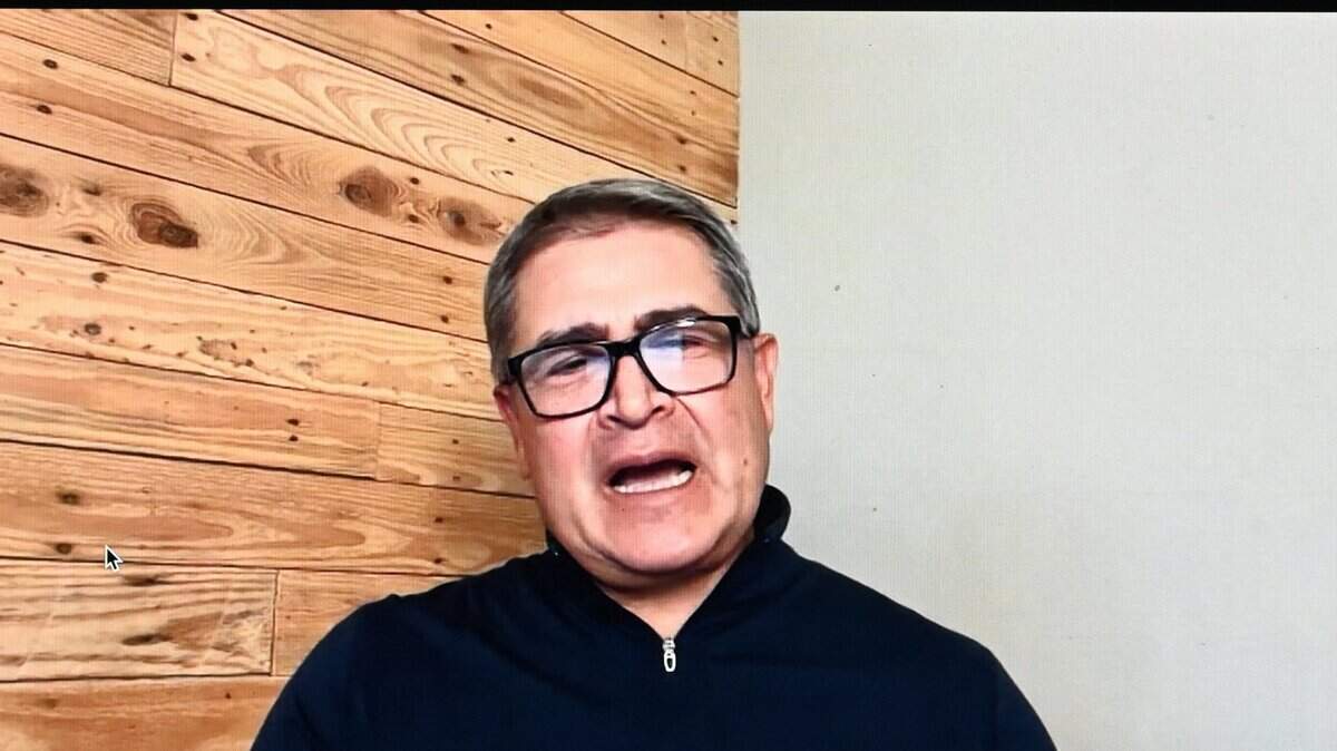 El ex presidente de Honduras, Juan Orlando Hernández, interviene por videollamada durante una rueda de prensa convocada por su esposa, Ana García de Hernández (no visible), en Tegucigalpa el 8 de abril de 2026.