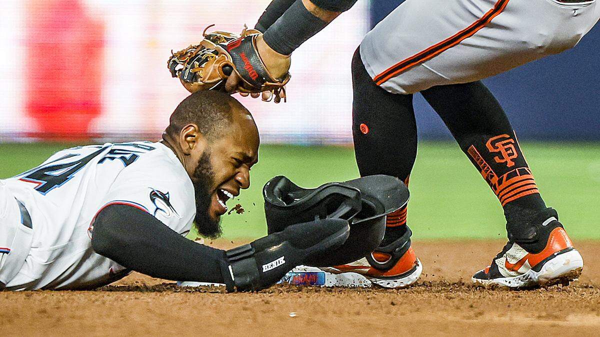 El jardinero de los Marlins, Bryan De La Cruz, llega quieto en una jugada en segunda base con el camarero de los Gigantes de San Francisco, Thairo Estrada, en el partido celebrado el 19 de abril de 2023 en Miami.