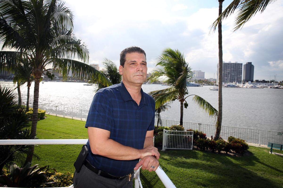 Joseph Recarey, ex detective de la Policía de Palm Beach quien lideró la investigación de Jeffrey Epstein, dijo que las actividades sexuales del multimillonario con niñas parecía una estafa piramidal..