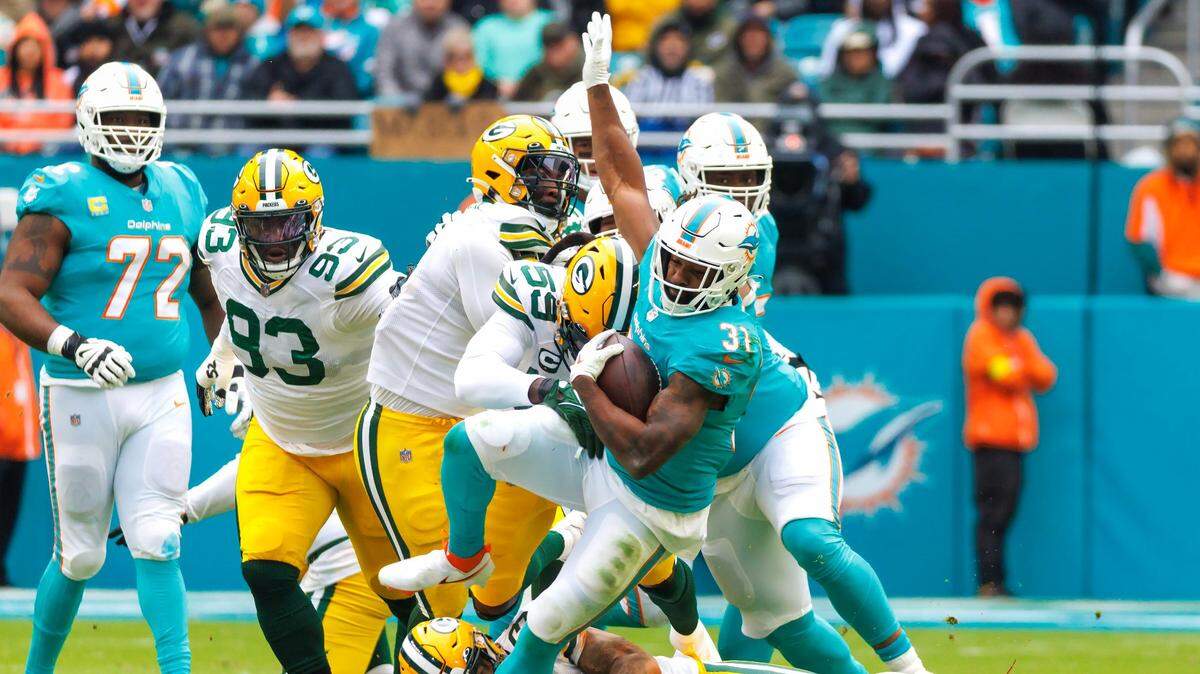 El running back de los Dolphins Raheem Mostert (31) corre con el ovoide en el partido ante los Packers de Green Bay, celebrado el 25 de diciembre de 2022 en Miami Garden, Florida.