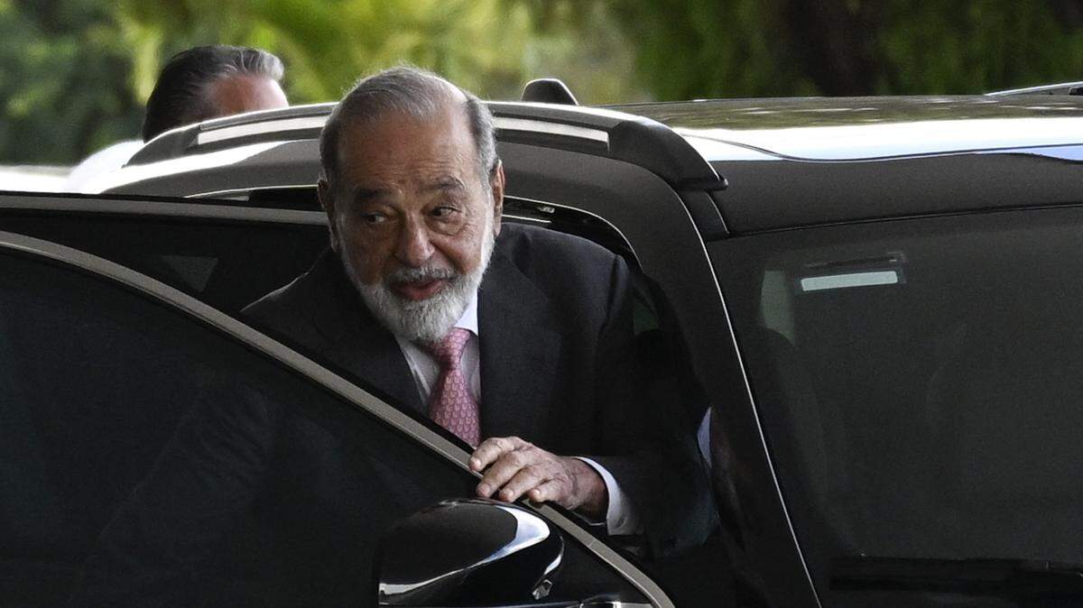 El fundador y controlador de Grupo América Móvil (AMX), Carlos Slim, habla con la prensa después de reunirse con el presidente de la República, Luiz Inácio Lula da Silva, el viernes 19 de abril de 2024.