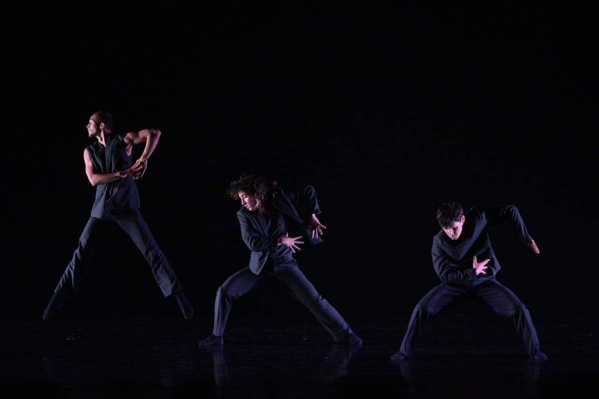 Robert Kwaku Dunkley, Ciar Wild y Sam Shterenlikht, de Rambert School Company, en “Be No End To”.