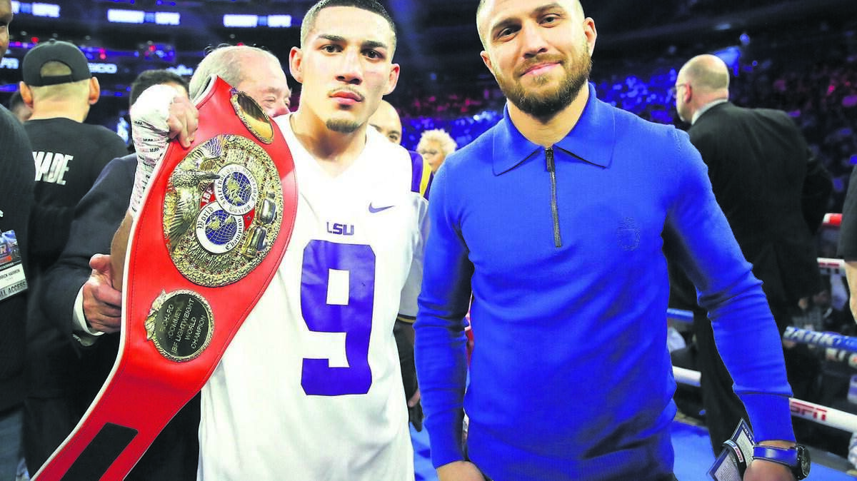 Teófimo López (izq.) y Vasyl Lomachenko pudieran pelear en septiembre en el Madison Square Garden.