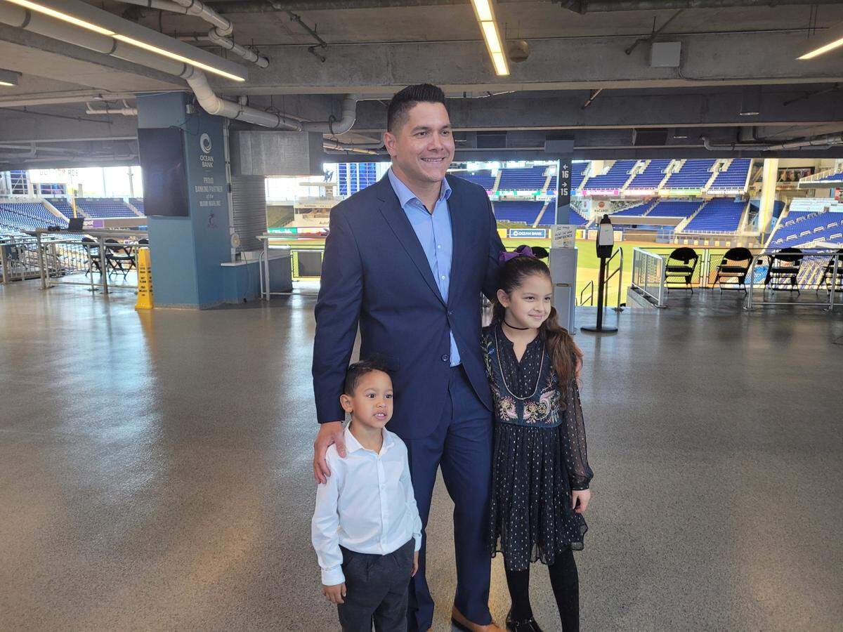 AVISAIL GARCIA con sus hijos durante la presentación como nuevo miembro de los Miami Marlins en el loanDepot park.