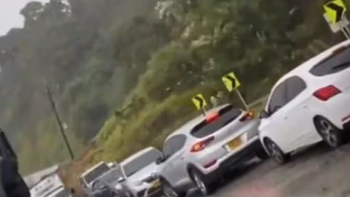 Al menos 18 personas murieron este viernes sepultadas por dos derrumbes de tierra ocurridos en una carretera cerca de la localidad de Carmen de Atrato, en el departamento colombiano del Chocó (oeste), que dejó además unos 30 heridos, informaron fuentes oficiales.