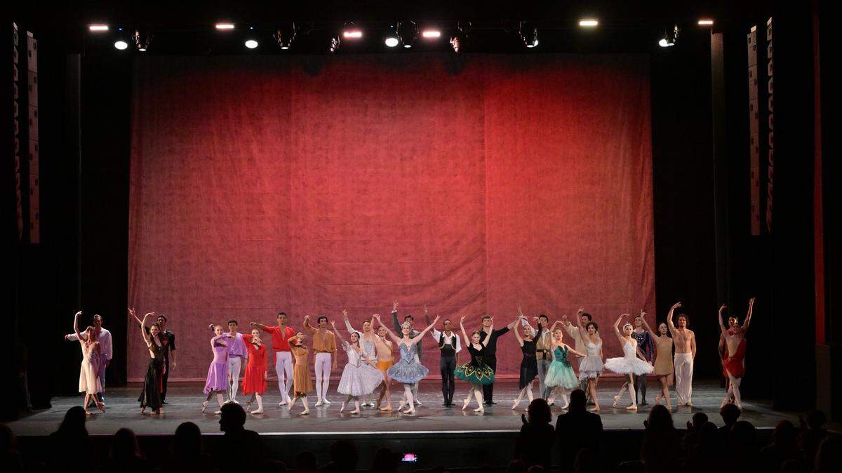 Todos los artistas participantes reciben la entusiasta ovación de pie del público al finalizar la Closing Gala of the Stars del XXIX International Ballet Festival of Miami. 