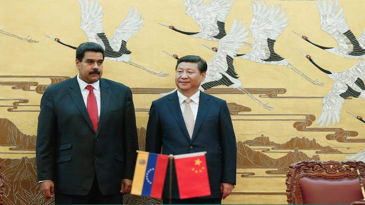 El líder chino, Xi Jinpin, y el gobernante venezolano, Nicolás Maduro, durante una ceremonia de bienvenida en Pekín en septiembre del 2013.