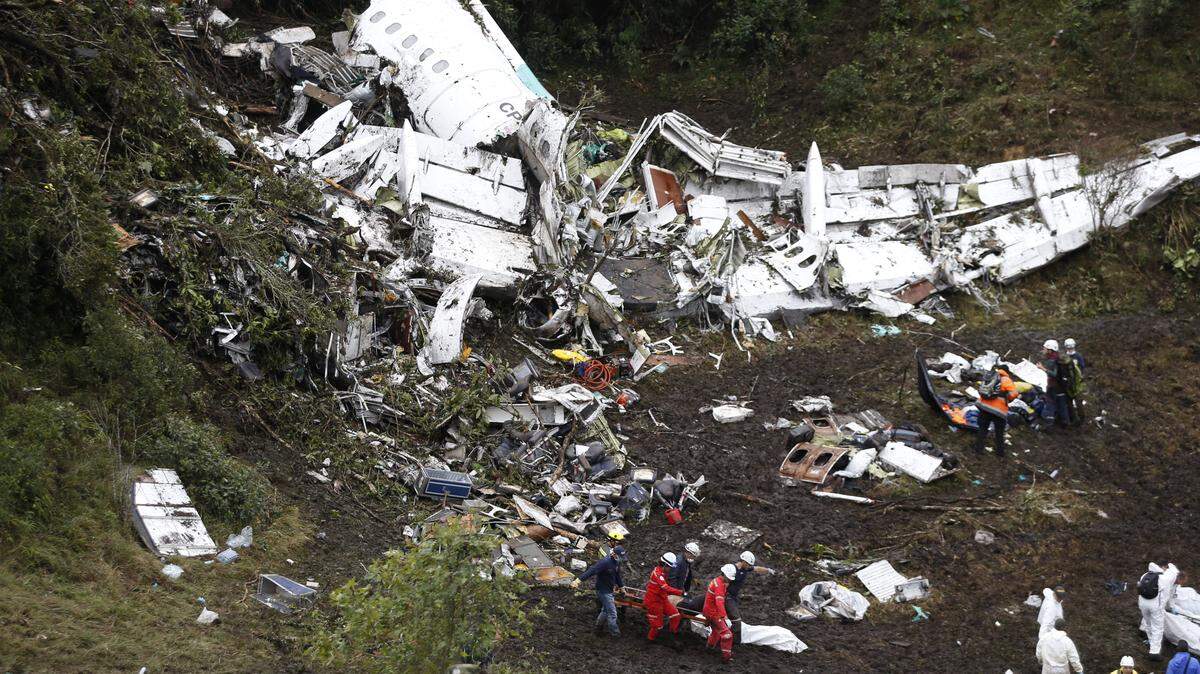 Foto de archivo del 29 de noviembre de 2016. Los rescatistas recuperan un cadáver del sitio del accidente de aviación de LaMia que transportaba a 77 personas que se estrellaron en La Unión, una zona montañosa cercana a Medellín, Colombia.