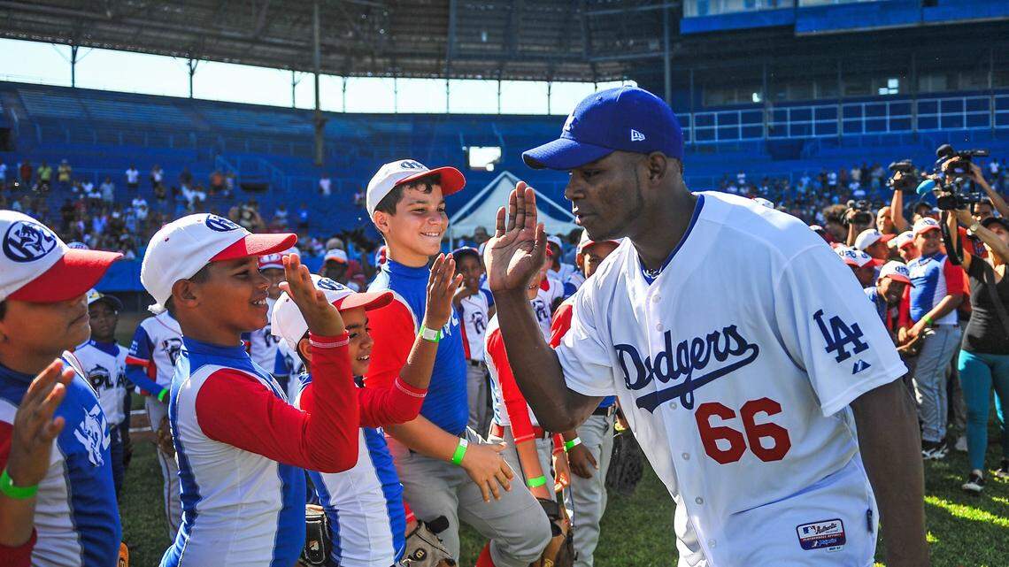 Yasiel Puig saluda a un grupo de niños en una clínica de Grandes Ligas en La Habana, el 16 de diciembre de 2015.