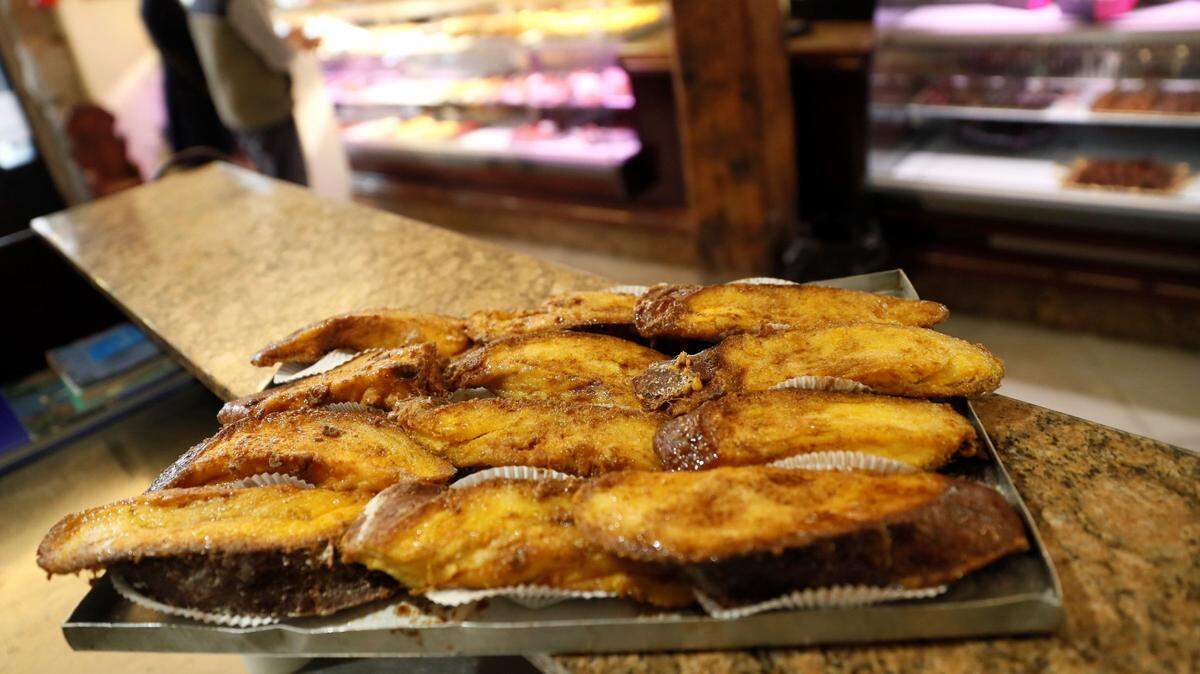 Una bandeja de torrijas son exhibidas en la panadería Horno San Onofre en Madrid, España, el 31 de marzo de 2021.