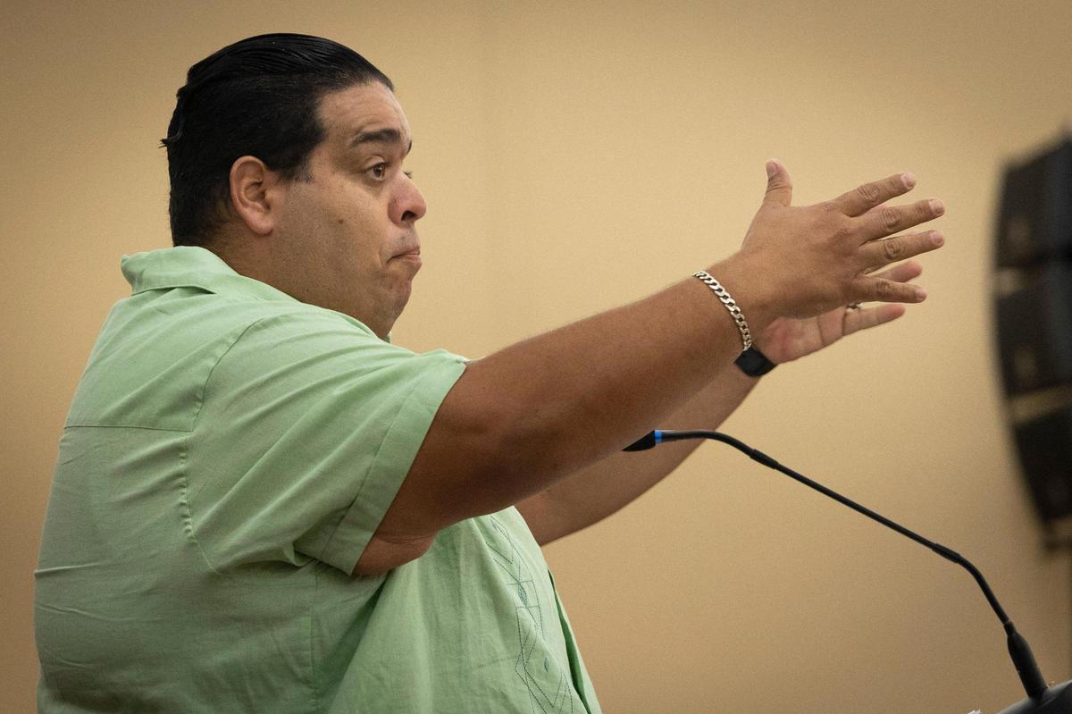 Juan Santana habla durante la sección de comentarios públicos de una reunión del Concejo Municipal de Hialeah en la que se discutió el presupuesto el miércoles 13 de septiembre de 2023 en el Ayuntamiento de Hialeah.