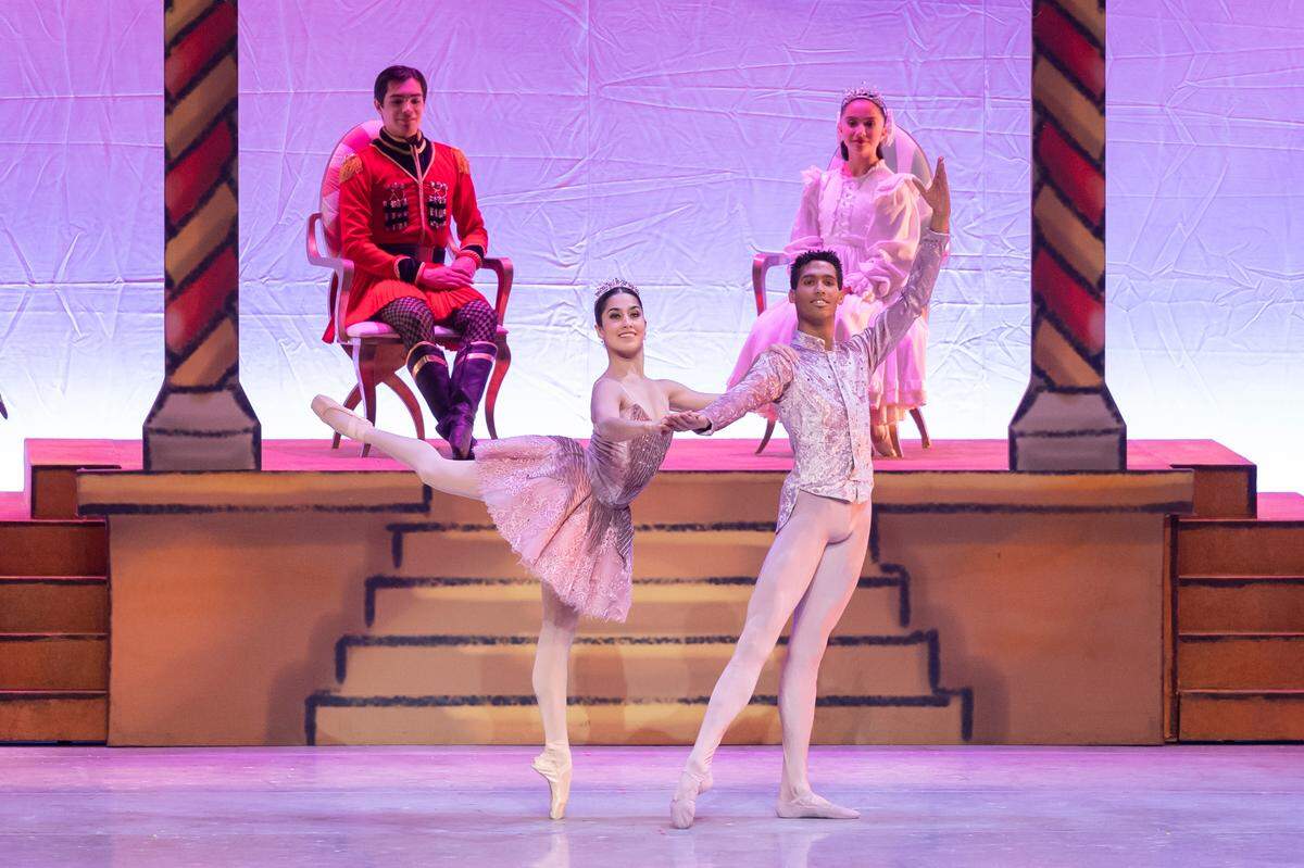 Los bailarines de la Compañía Nacional de Danza de México (CNDM), Yoalli Sousa y Juan Capellán.