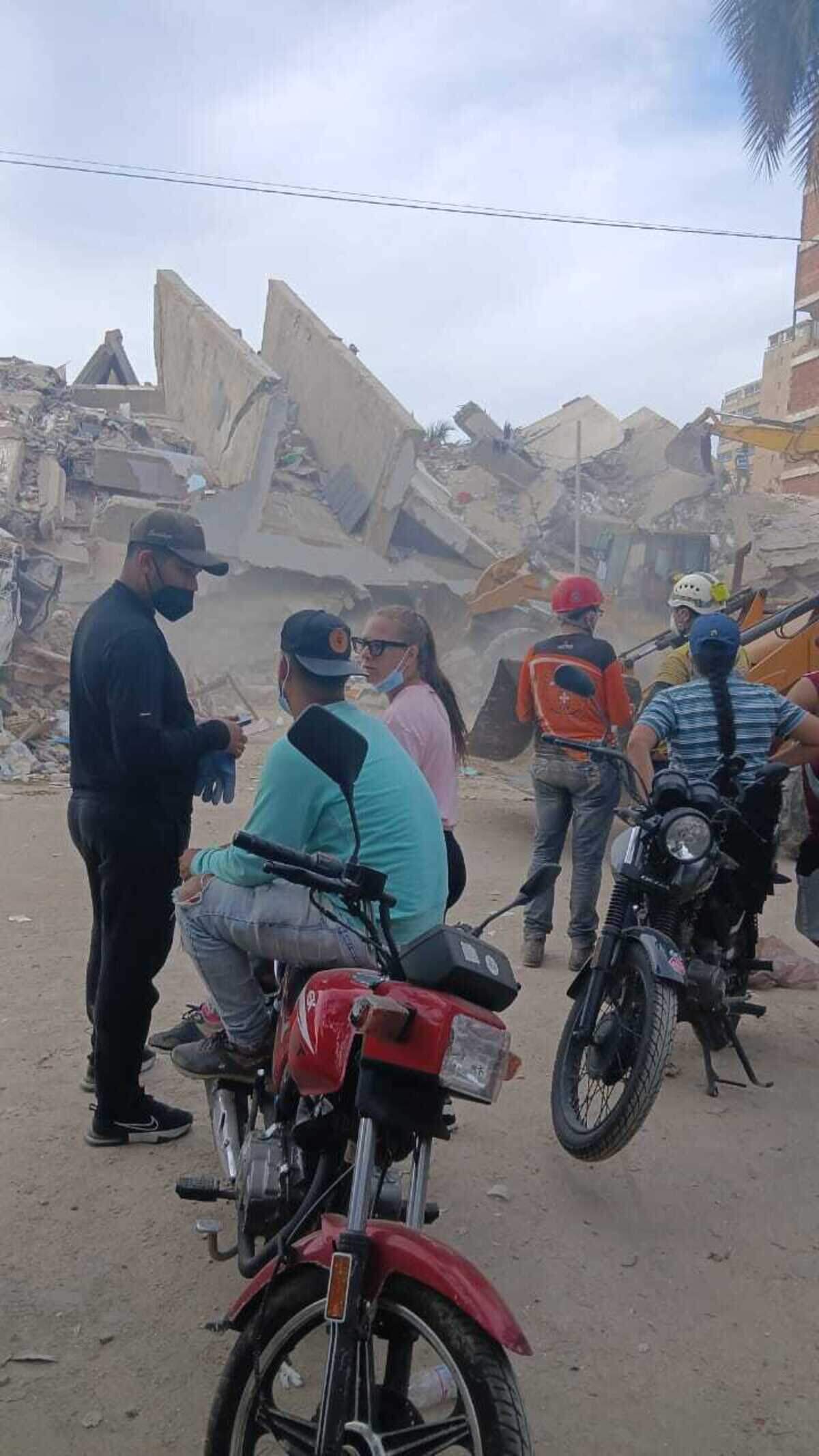 Escombros de la torre A del edificio OPP-22 Simón Bolívar, ubicado en Caraballeda, sector Caribe, playa Los Cocos, La Guaira. El edificio colapsó por los terremotos en Venezuela.