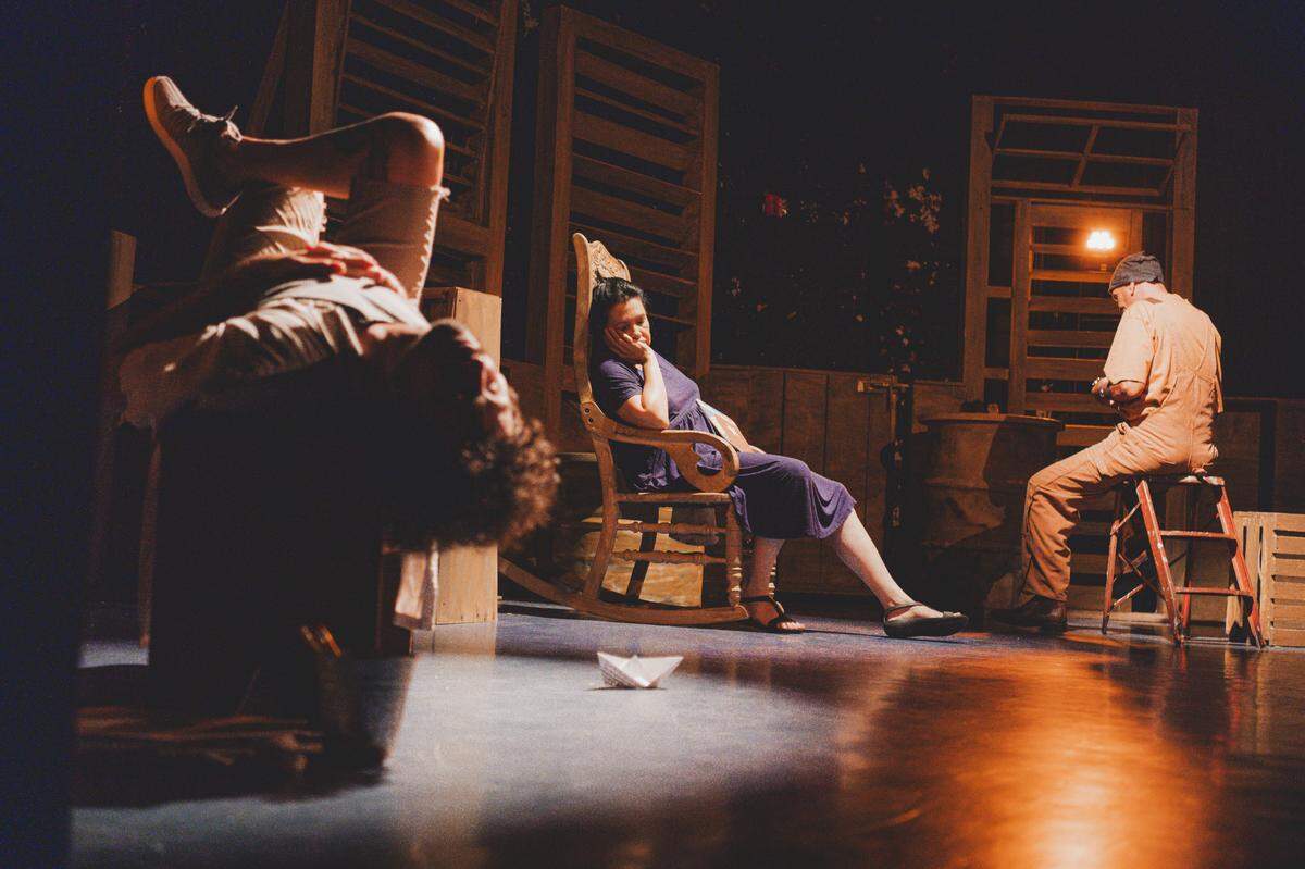 Los tres actores que constituyen todo elenco de “Manteca”: Héctor Medina (Pucho), Beatriz Valdés (Dulce) y Gilberto Reyes (Celestino).
