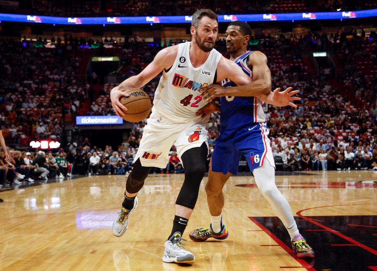 El jugador del Heat Kevin Love (izq.) entra al aro ante la marca de De’Anthony Melton, de los 76ers, en el partido celebrado el 1ro de marzo de 2023 en Miami.