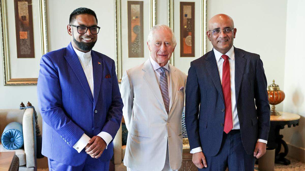 Foto de archivo del 30 de noviembre de 2023 que muestra al rey Carlos III, con el presidente de Guyana, Irfaan Ali (izq.), y el vicepresidente Bharrat Jagdeo, durante un encuentro en la cumbre climática COP28 en Dubai.