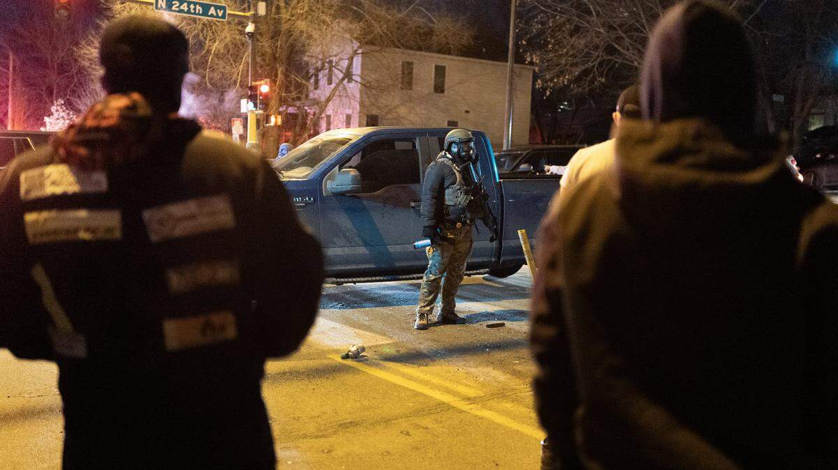 MINNEAPOLIS, MINNESOTA - JANUARY 14: Federal agents establish a perimeter in a residential following a shooting incident on January 14, 2026 in Minneapolis, Minnesota. According to reports, a federal agent shot a Venezuelan man who was resisting arrest. The Trump administration has sent a reported 2,000 federal plus federal agents into the area, with more on the way, as they make a push to arrest undocumented immigrants in the region. The Trump administration has sent a reported 2,000 federal plus federal agents into the area, with more on the way, as they make a push to arrest undocumented immigrants in the region. (Photo by Scott Olson/Getty Images)