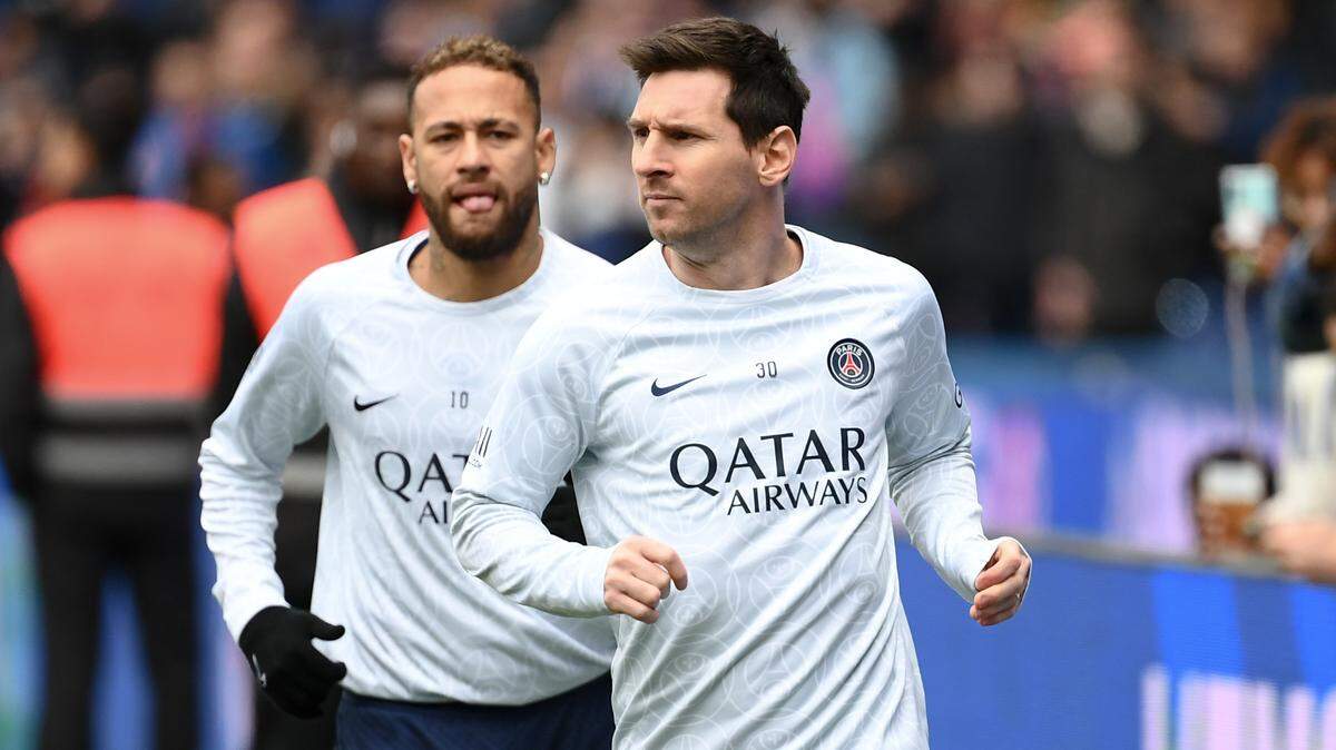 El jugador brasileño Neymar Jr. (izq.) se despidió el domingo en las redes de Leo Messi con el que ha compartido filas en el París Saint-Germain (PSG), tras la confirmación oficial de que el delantero argentino abandona la capital gala.