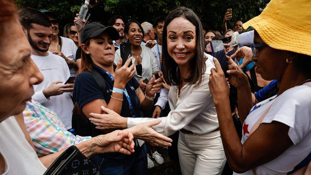 LA CANDIDATA presidencial opositora María Corina Machado llega a su centro electoral para votar en las primarias de la oposición, en Caracas, Venezuela, el 22 de octubre de 2023. 