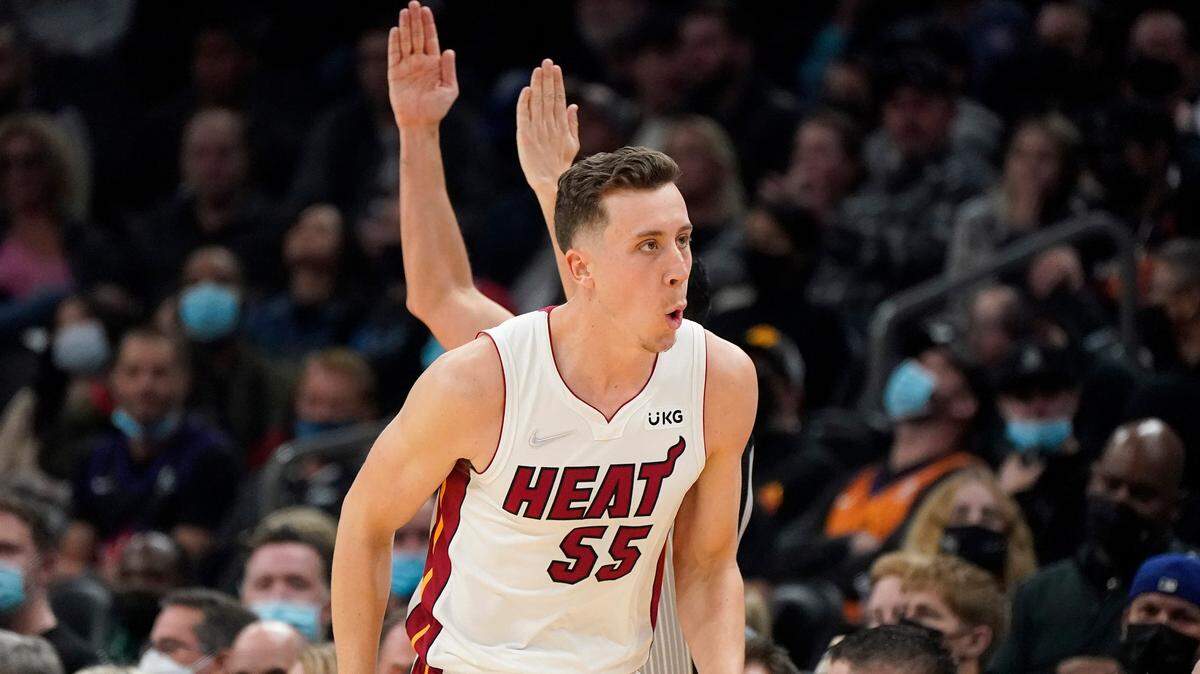 El jugador del Heat Duncan Robinson festeja luego de atinar un triple frente a los Suns, el 8 de enero de 2022 en Phoenix.