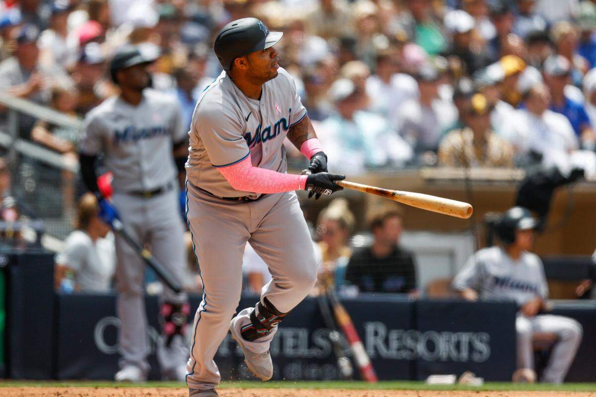 El primera base de los Marlins Jesús Aguilar batea un doble en el cuarto inning del partido ante los Padres, el 8 de mayo de 2022 en San Diego.