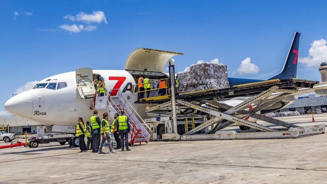 Vuelo con primer envío de $100 millones en ayuda de EEUU a Cuba despega de Miami