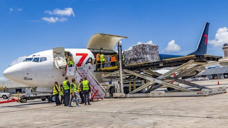 Vuelo con primer envío de $100 millones en ayuda de EEUU a Cuba despega de Miami