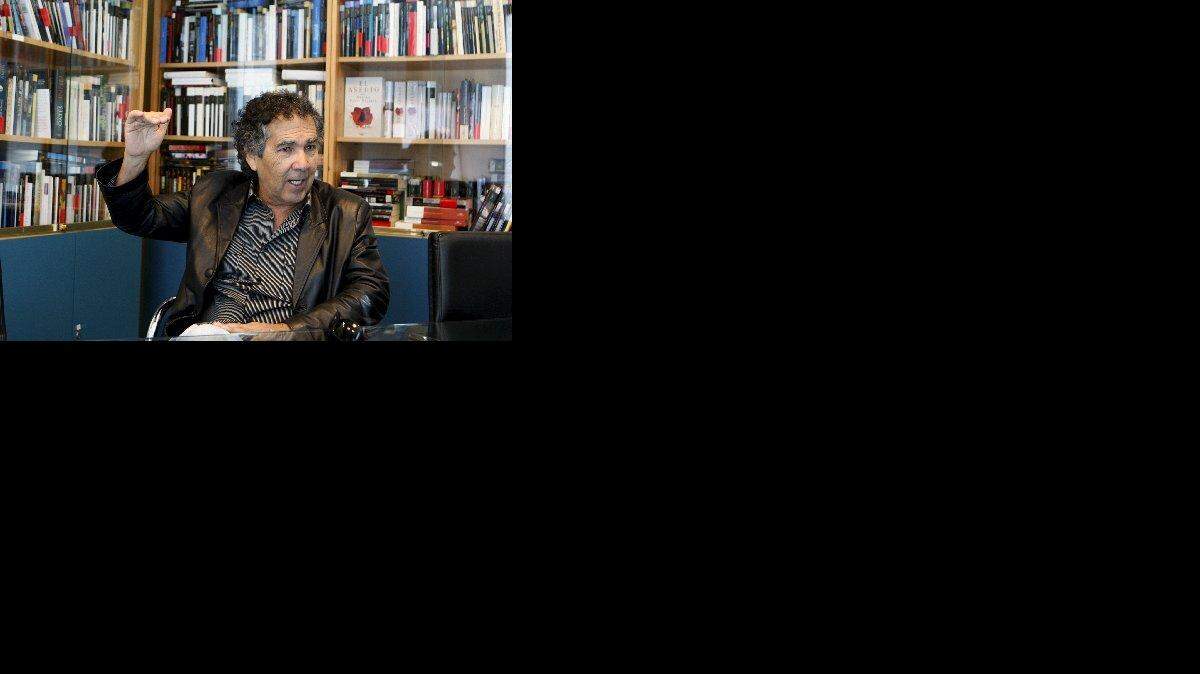 El escritor chileno Hernán Rivera Letelier, la víspera de recibir el Premio Alfaguara de Novela por "El arte de la resurrección", habla con Efe de este libro en el que, a través del humor, el surrealismo y la tragedia, recrea las andanzas del "Cristo de Elqui", un iluminado que se creía la reencarnación de Cristo. EFE/J.L. Pino