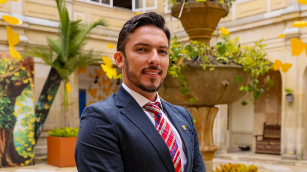 El politólogo Juan Florián, quien fue actor porno, asumió este lunes como ministro de la Igualdad de Colombia, cartera en la que desde abril ocupaba el cargo de viceministro.