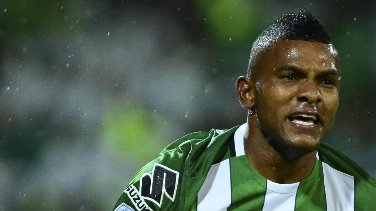 Miguel Borja celebra tras anotar el primero de sus dos goles en el triunfo 2-1 de Atlético Nacional contra Sao Paulo en el partido de vuelta de la semifinal en Medellín.