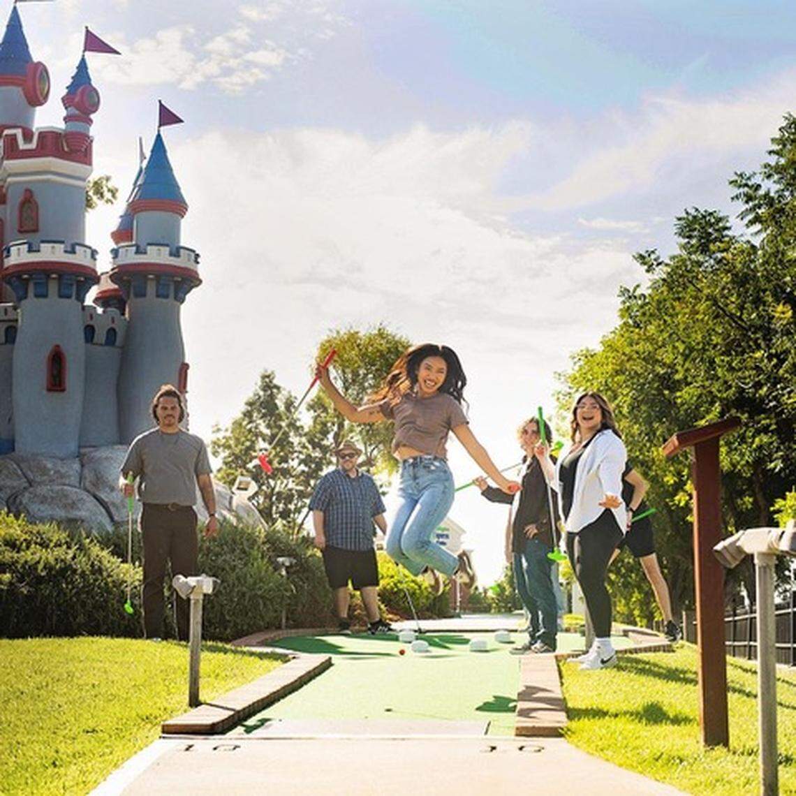 Boomers es un lugar ideal para jugar al minigolf en Miami con sus asombrosos molinos de viento. 