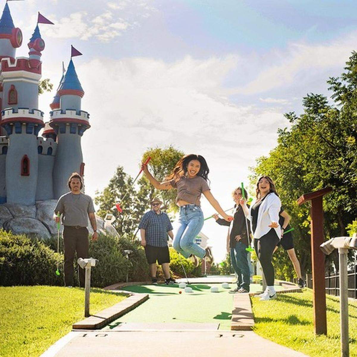 Boomers es un lugar ideal para jugar al minigolf en Miami con sus asombrosos molinos de viento. 