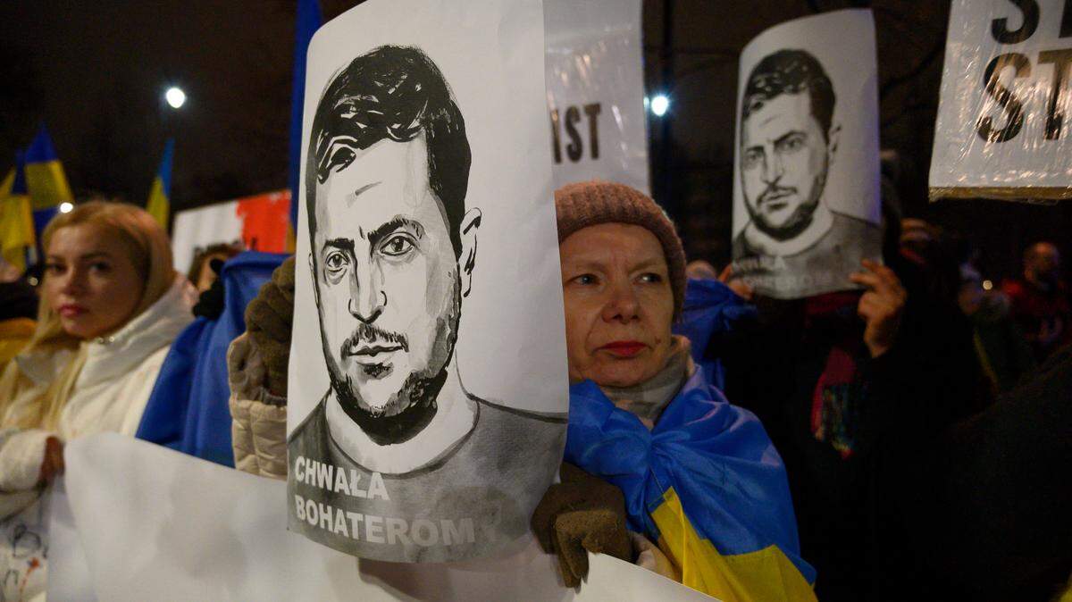Cientos de personas protestan en solidaridad con Ucrania y su presidente, Volodomir Zelenski, frente a la Embajada de Estados Unidos en Varsovia, Polonia, el lunes 3 de marzo de 2025.