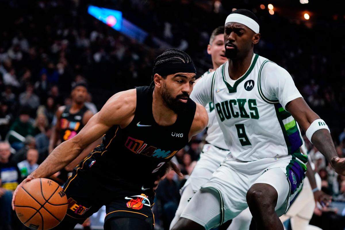 El jugador del Heat Gabe Vincent (izq..) entra al aro ante la marca de Bobby Portis, de los Bucks de Milwaukee, en el partido celebrado el 2 de marzo de 2022 en Milwaukee.