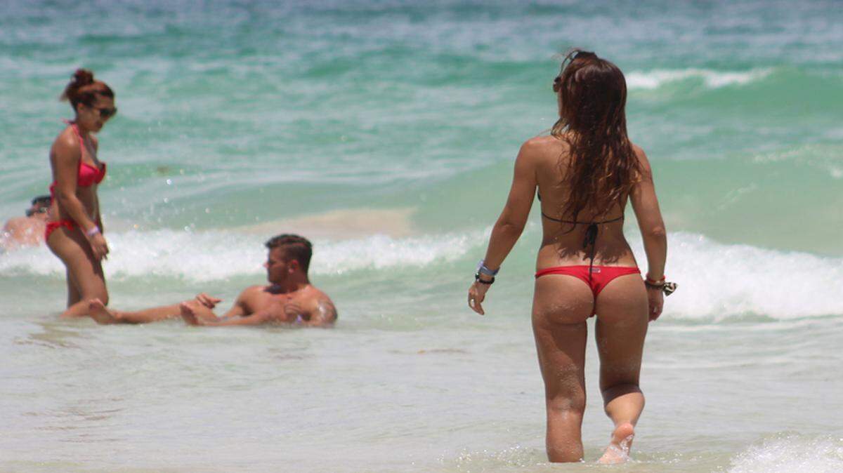 Gente disfruta del mar en Miami Beach.