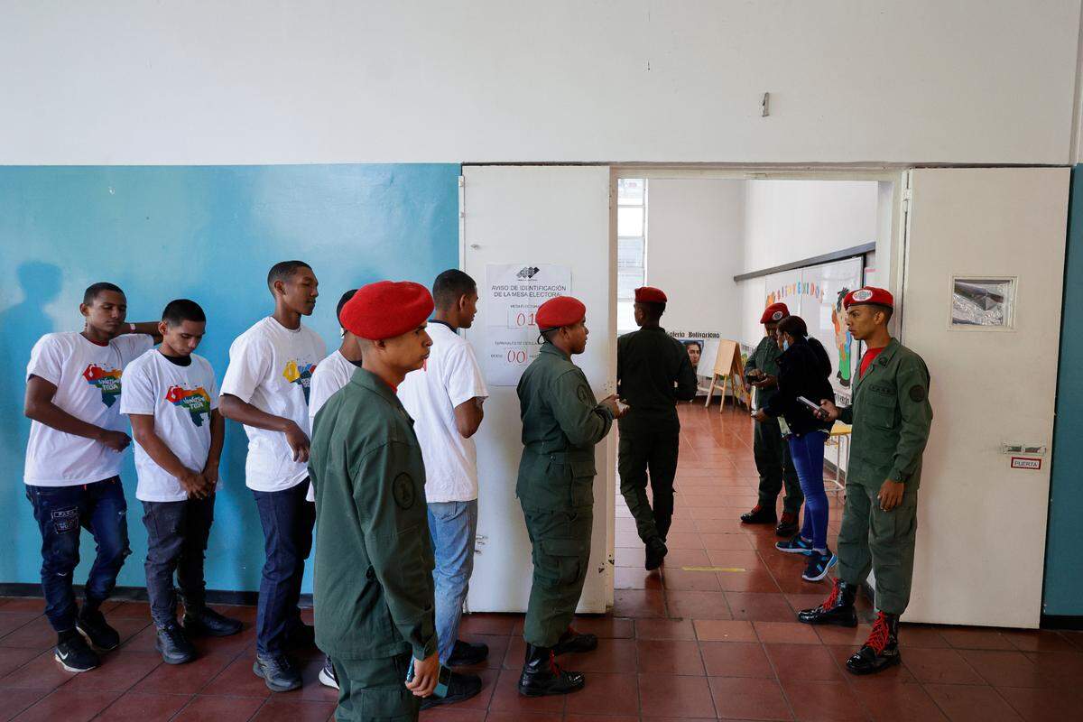 Soldados venezolanos votaron el domingo en el referendo convocado por el gobernante Nicolás Maduro y sus aliados para reclamar soberanía sobre una gran franja de la vecina Guyana conocida como Esequibo, argumentando que el territorio rico en petróleo y minerales fue robado cuando se trazó la frontera hace más de un siglo.