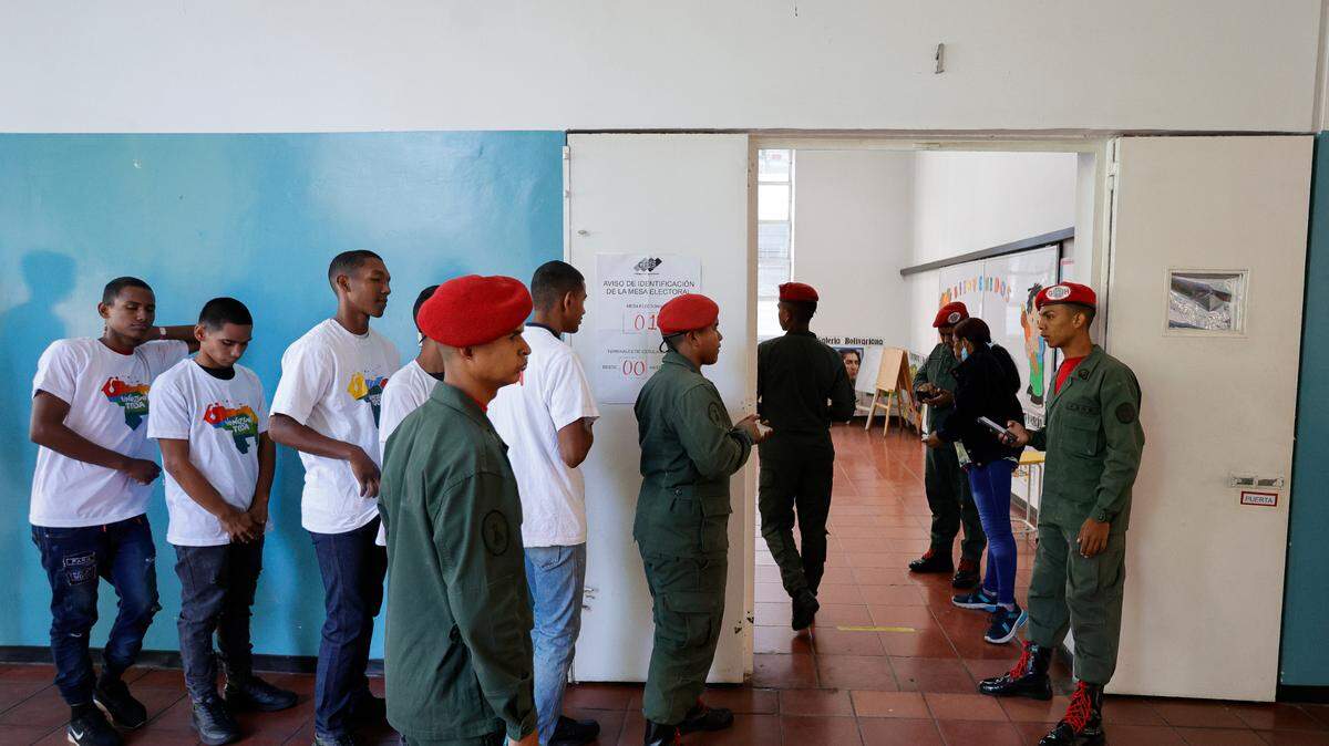Soldados venezolanos votaron el domingo en el referendo convocado por el gobernante Nicolás Maduro y sus aliados para reclamar soberanía sobre una gran franja de la vecina Guyana conocida como Esequibo, argumentando que el territorio rico en petróleo y minerales fue robado cuando se trazó la frontera hace más de un siglo.