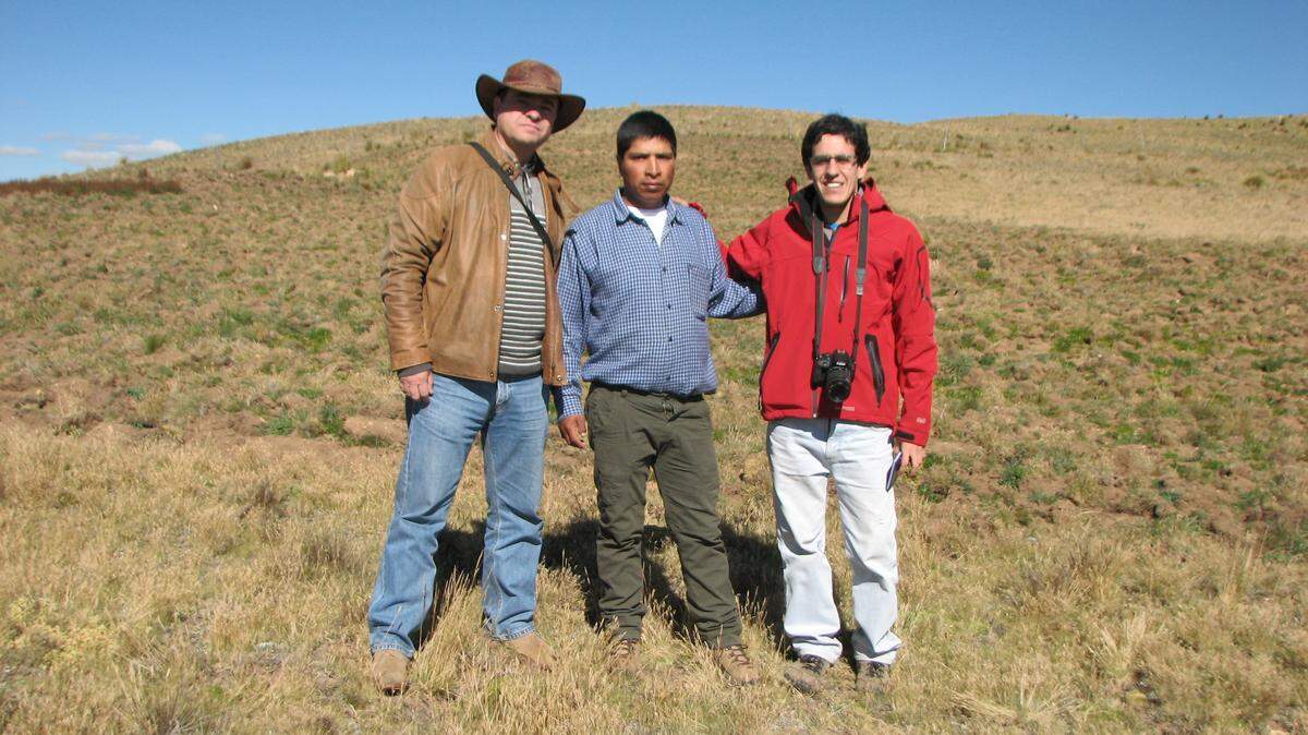 El microbiólogo de la Universad de Florida (UF), José Rolando (der.) y José Dubeux, profesor de agronomía de IFAS, junto a César Donato Zevallos, guía local en los Andes centrales de Perú.
