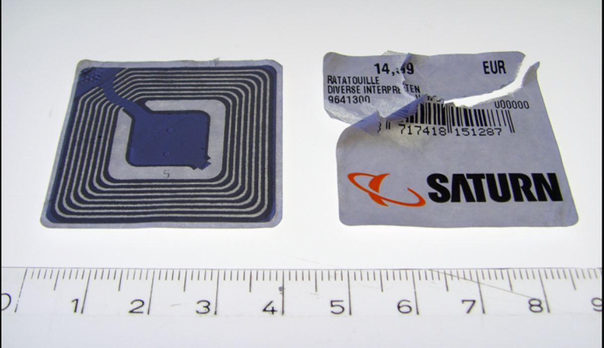 RFID en forma de pegatina con un código de barras en el lado opuesto, chip de seguridad para un DVD. Maschinenjunge / Wikimedia, CC BY