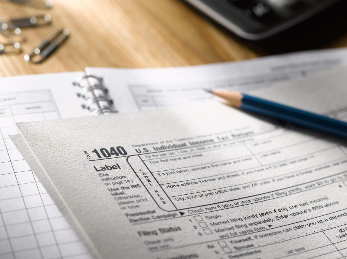 El plazo para presentar la declaración de impuestos es el 18 de abril, y aunque deba dinero al IRS, debe presentarla para evitar multas e intereses.